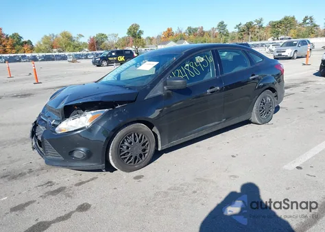 2014 Ford Focus S z USA, uszkodzony, nr VIN 1FADP3E25EL438372